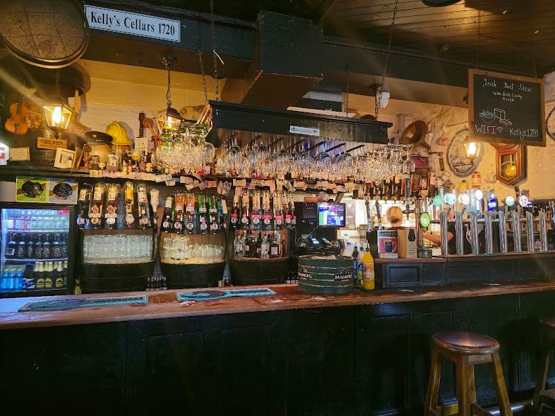 Kelly's Cellars — Irish pub in Belfast